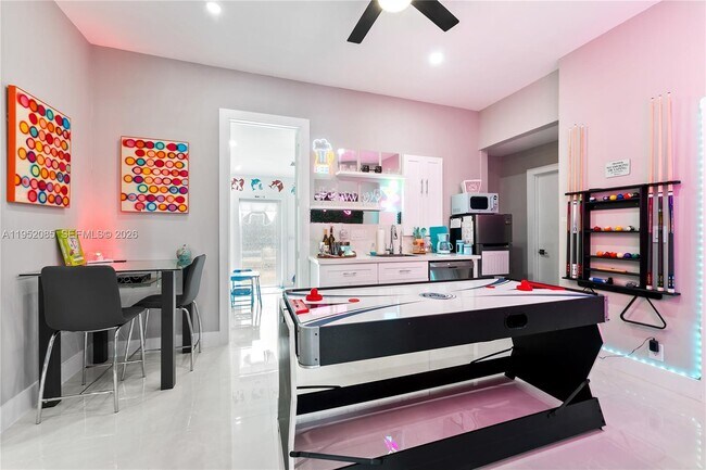 Building Photo - 2600 NE 15th St