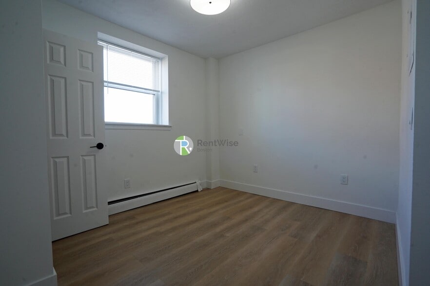 Building Photo - 740 E 7th St