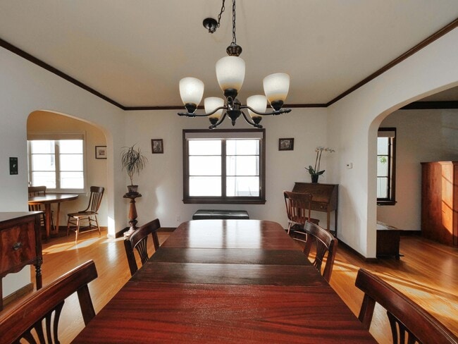 Building Photo - 1718 Le Roy Ave