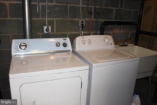 Building Photo - 6210 Cottonwood St