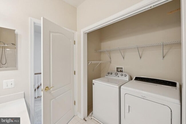 Building Photo - 909 Crestfield Dr