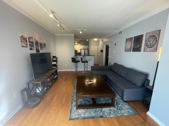 Building Photo - Gorgeous Condo For Rent at the 903 in Prov...