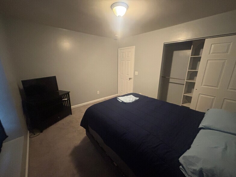 Building Photo - Room in House on Milpass Dr