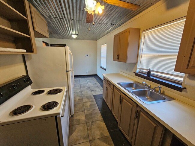 Building Photo - Cute 2 bed 1 bath in Midwest City Close to...