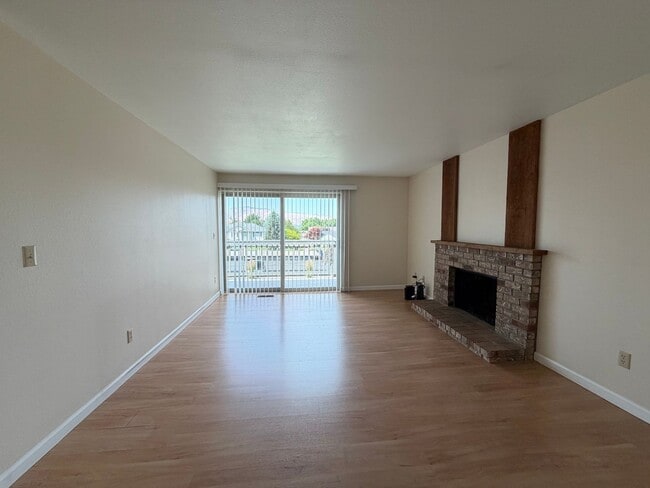Building Photo - Now renting 2 bedroom 1.5 bathrooms Condo at Castlerock