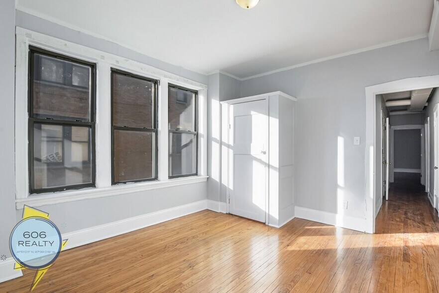 Building Photo - 1030 E Hyde Park Blvd