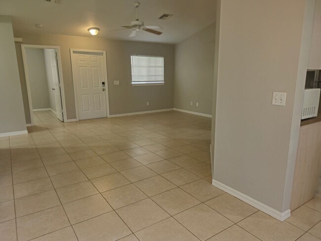 Building Photo - 3 bedroom 2 bath in Lehigh Acres