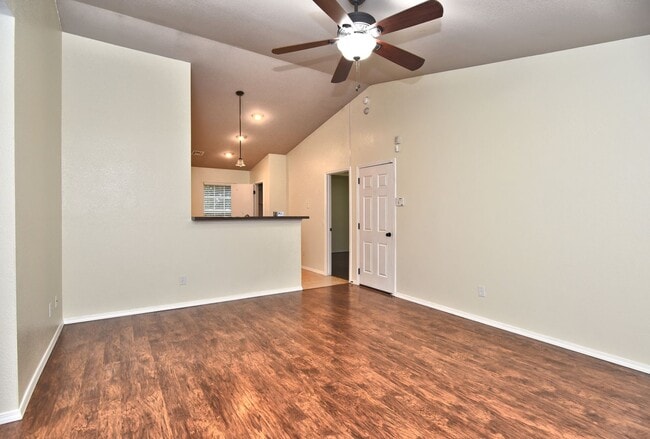 Building Photo - Adorable and move-in ready!