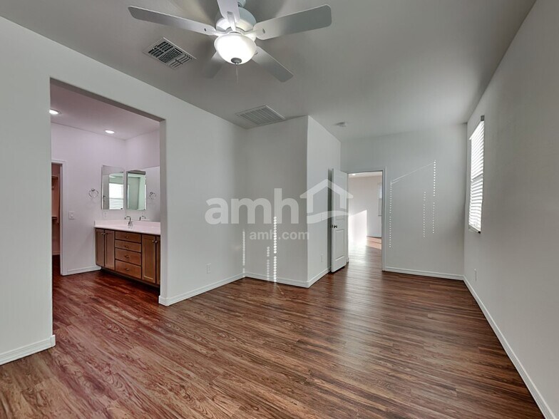 Building Photo - 781 S 150th Dr