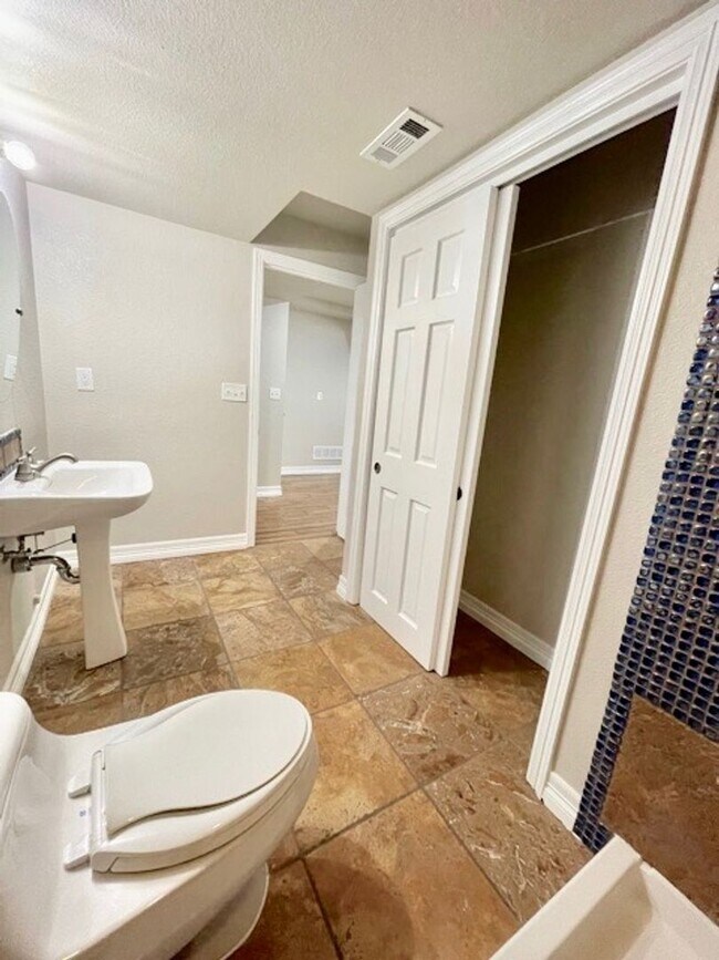 Building Photo - Stunning 4 Bed/4 Bath Home in Banning Lewis Ranch