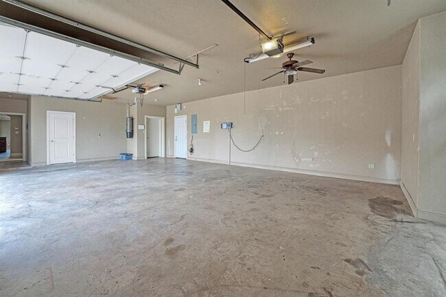 Building Photo - Amazing Home in Desirable Location