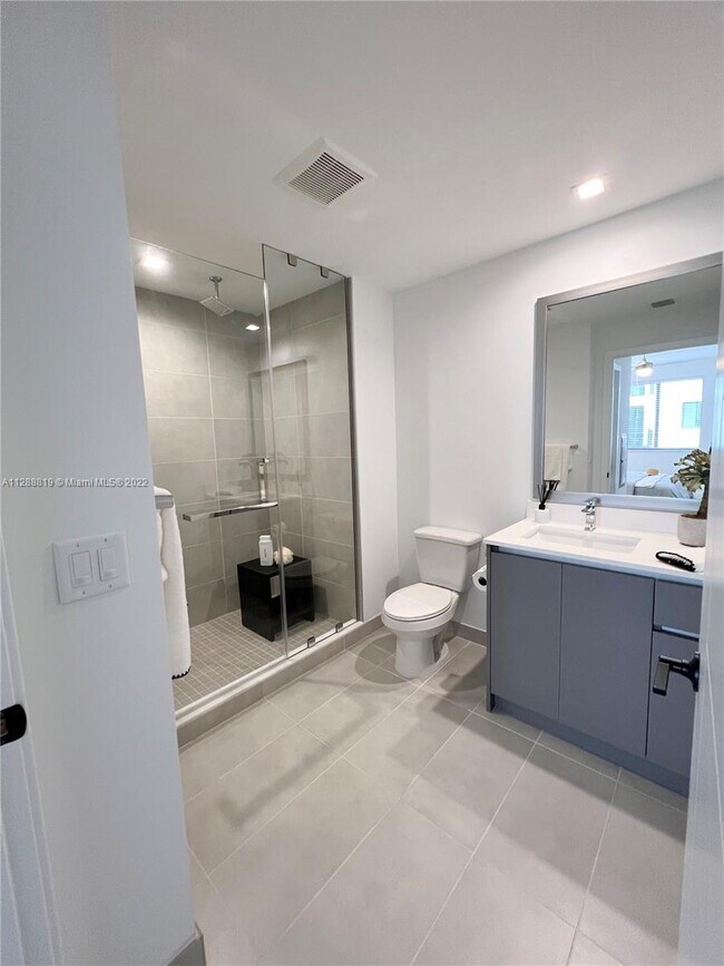 Building Photo - 401 Hialeah Dr