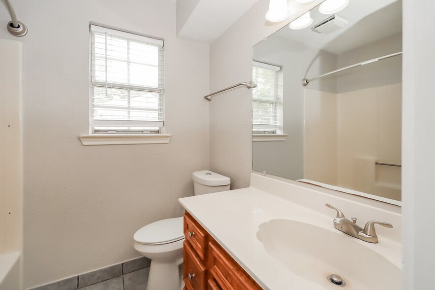 Building Photo - 9695 Twin Shores Dr