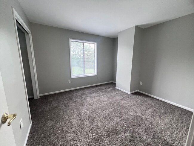 Building Photo - Four Bedroom Large Duplex in Kentwood Scho...