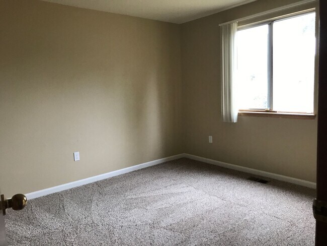 Building Photo - Spacious 3 bdrm/1.5 bath, Garage, Fenced B...