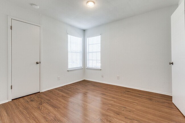 Building Photo - Lock and go GATED COMMUNITY near the night life in Addison. 2br/1ba Condo!