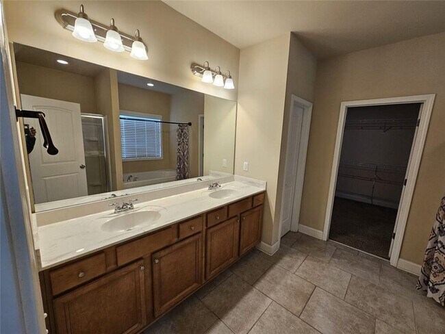 Building Photo - 10 Creekview Dr