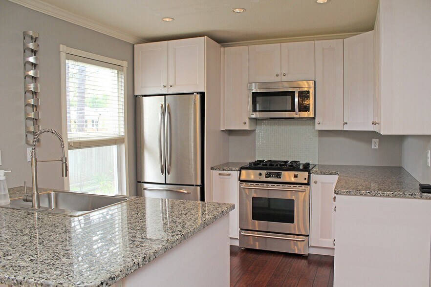 Building Photo - 4410 SW Appletree Pl