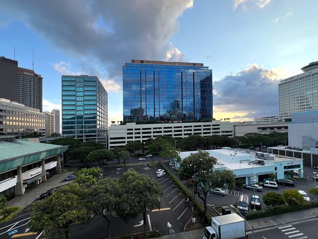 Building Photo - 731 Amana St