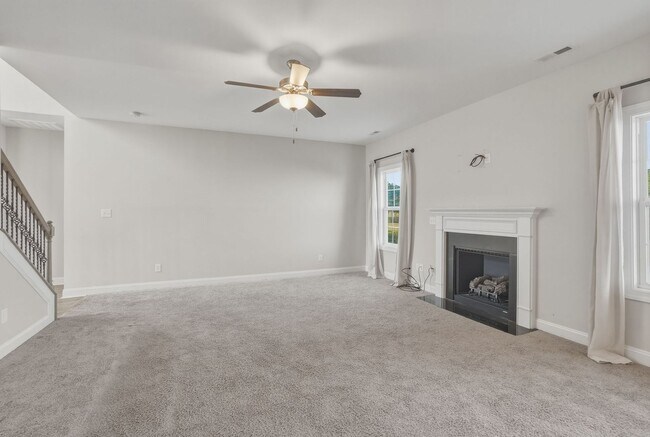 Building Photo - 5 bedroom waterfront property