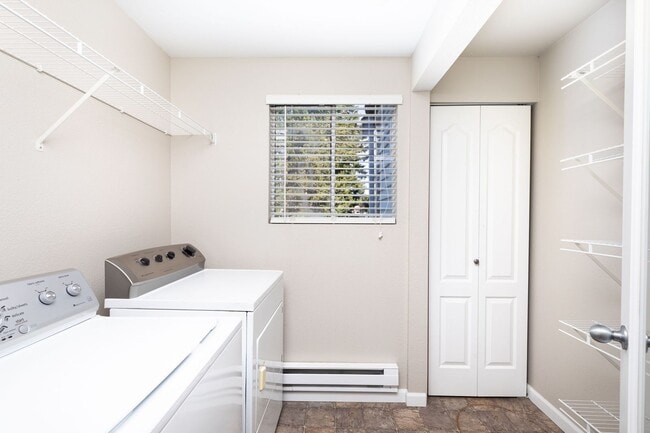 Building Photo - Upgraded Top Level 2 Bedroom Condo