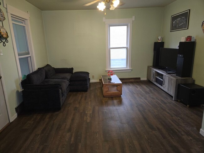 Building Photo - 927 18th Ave