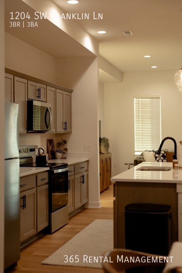 Building Photo - 1204 SW Franklin Dr