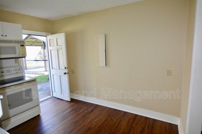 Building Photo - 632 White Oak Dr