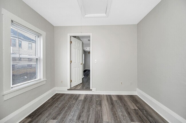 Building Photo - 98 School St