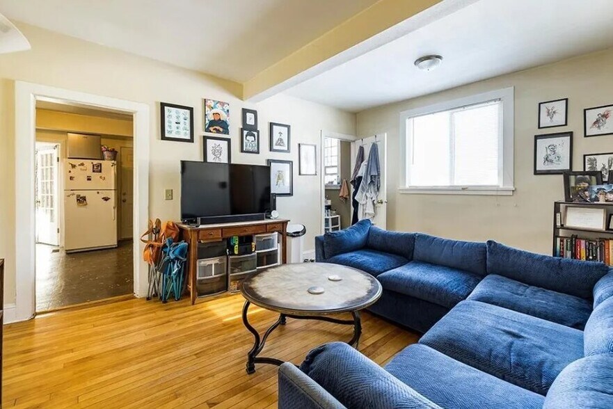 Living Room w/ window - 521 Bay St