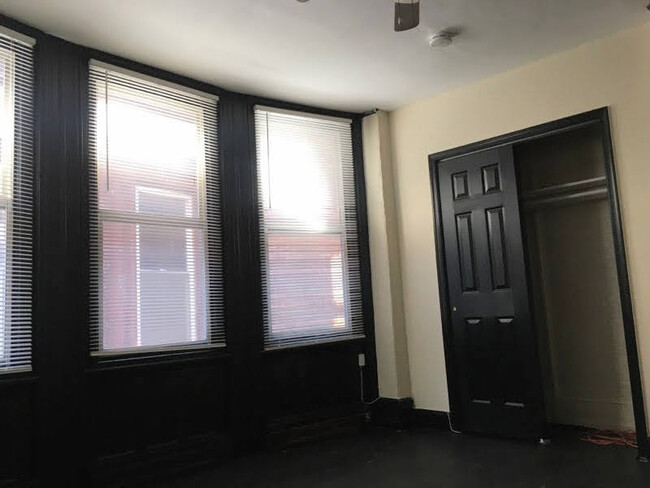 Building Photo - Private room for rent in an all-female sha...