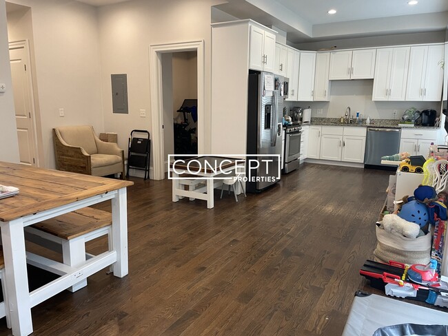 Building Photo - 2045 Beacon St