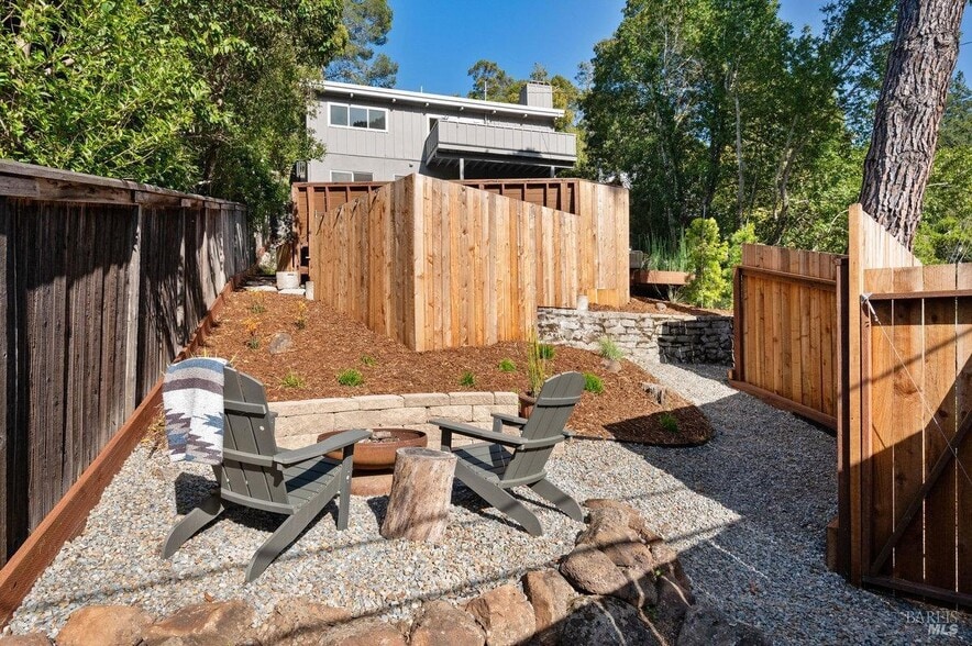 Firepit - 19 Savannah Ave