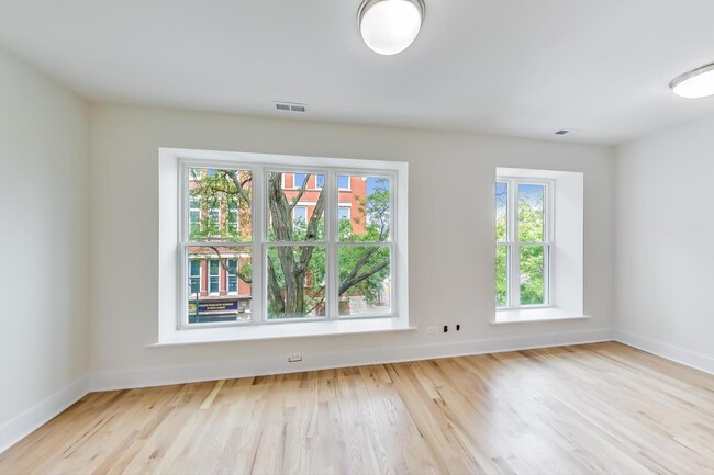 Building Photo - 815 S Carpenter St
