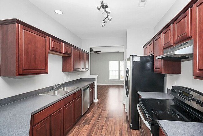 Building Photo - 2BD/2.5BA End Unit Townhome in Blakeney Greens!