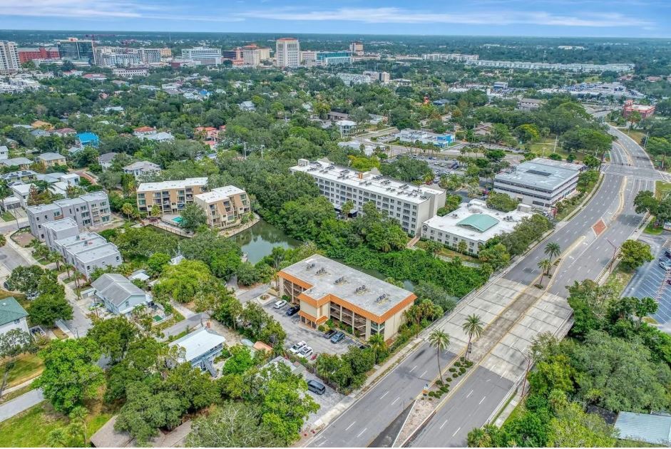 Building Photo - 1650 Pine Tree Ln