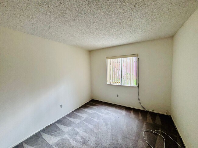 Building Photo - 3220 Ave S-2