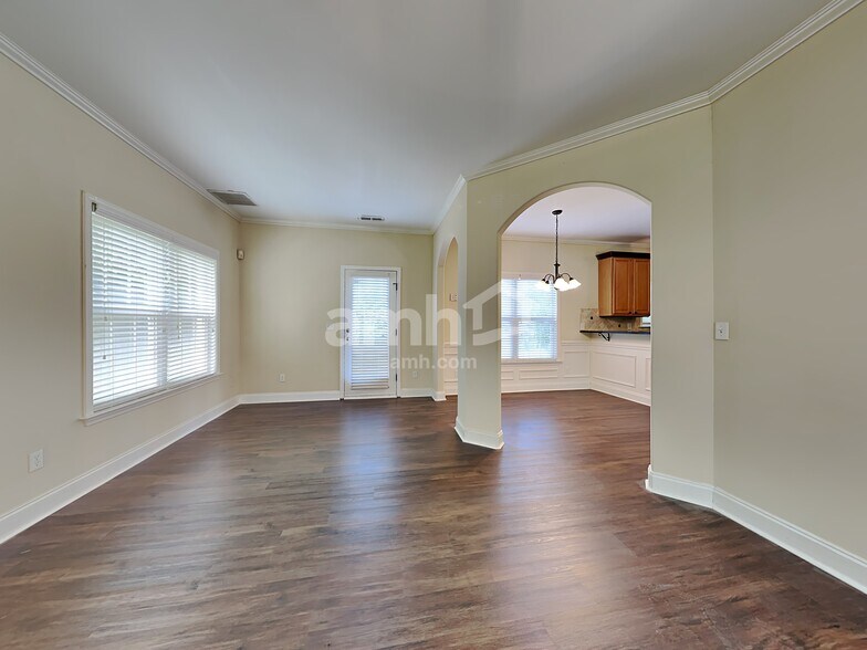 Building Photo - 483 Quick Silver Dr