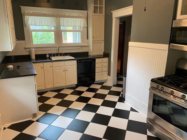 Building Photo - Stunning home in Downtown Longmont