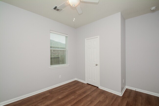 Building Photo - 30915 W Lost Creek Blvd