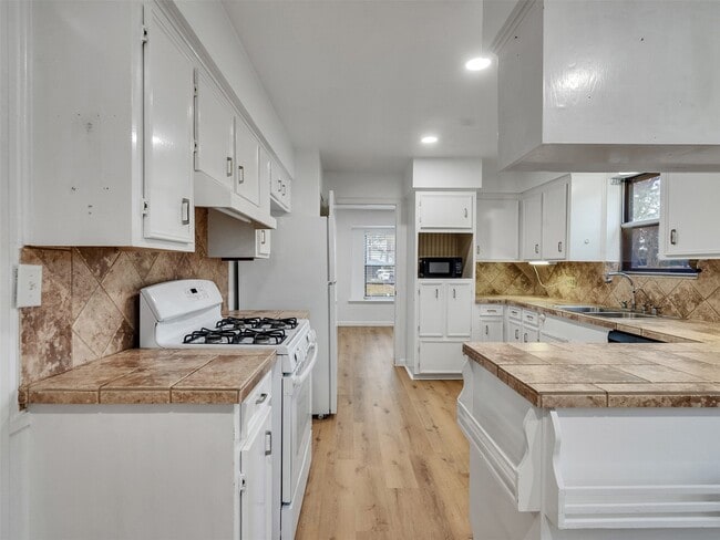 Building Photo - 418 Oakhill Dr