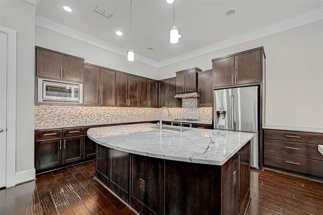 Building Photo - 6711 Saxton Manor St