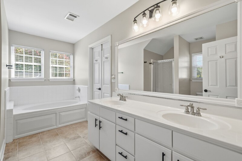 Building Photo - 202 Evergreen Trce