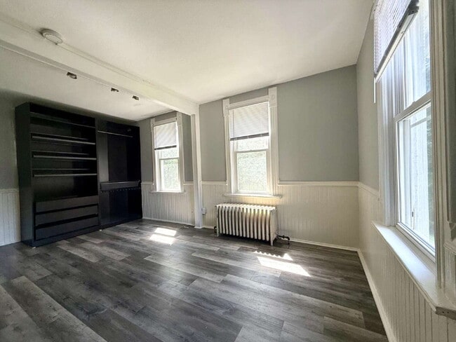 Building Photo - Large 2 bedroom, 1 bath for rent.
