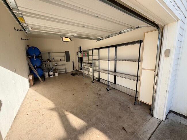 Building Photo - 3Bed/2.5 Bath Townhouse With Large Bonus Room/Office In Woodstock Neighborhood