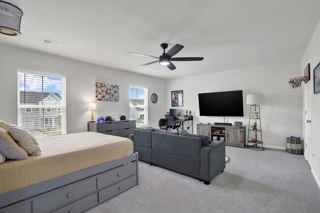 Building Photo - 120 Binscombe Ln