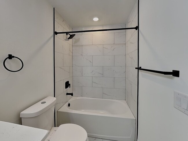 Building Photo - 3614 NE 9th Pl