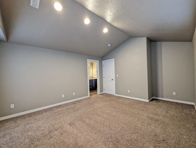 Building Photo - Gorgeous 3-Bedroom, 2.5-Bath Home on Corner Lot In Eugene!