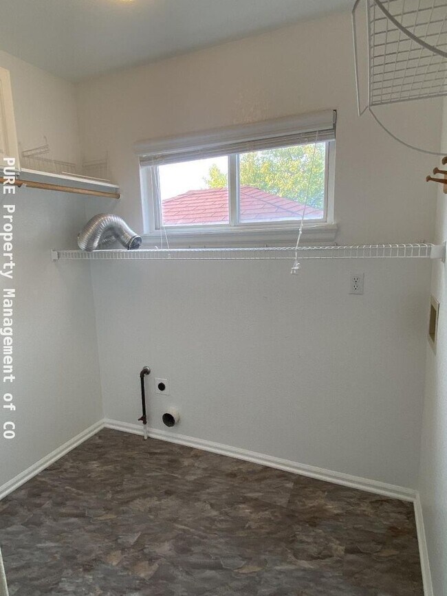 Building Photo - Large 2-story home with 3 bedrooms up plus loft!  Finished basement!