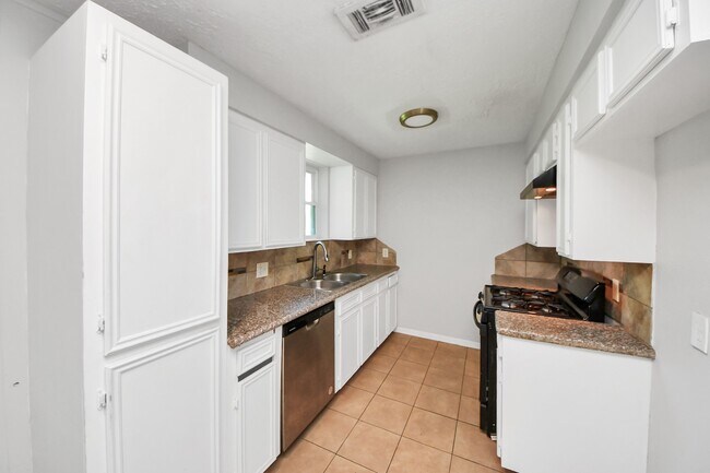 Building Photo - 12610 Chiswick Rd